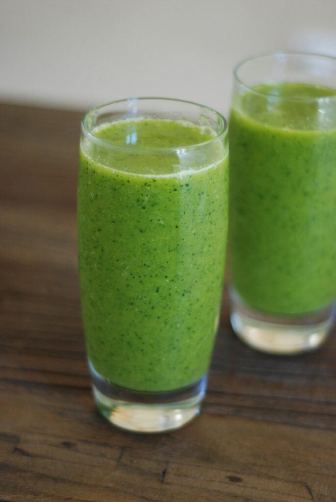 Green Smoothie spinach, banana, mango, milk Green Smoothie spinach, banana, mango, milk